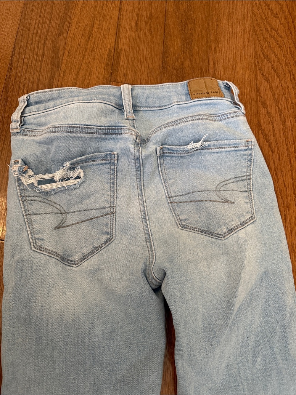 Skinny Jeans Must Have 🦋 Light Wash AE American Eagle Short Ripped Jegging - Picture 3 of 5